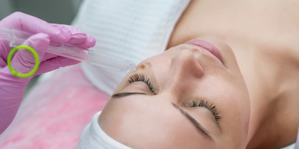 Chemical peeling dilakukan dengan cara mengoleskan cairan kimia racikan dokter